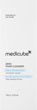 Białe opakowanie Medicube Zero Foam Cleanser z ekstraktami melisy i kamelii, widok z przodu.