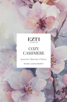 Biała etykieta EZTI CANDLES Cozy Cashmere na tle akwarelowych kwiatów wiśni. Wosk zapachowy.