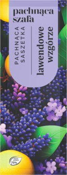 Purpurowa saszetka zapachowa Lawendowe Wzgórze Pachnąca Szafa, otoczona kwiatami lawendy i cytryną.