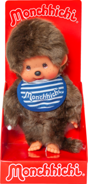 Pluszowa małpka Monchhichi w czerwonym pudełku z logo. Ma brązowe futerko i niebieski śliniak w paski. Widok z przodu.