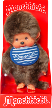 Pluszowa małpka Monchhichi w czerwonym pudełku z logo. Ma brązowe futerko i niebieski śliniak w paski. Widok z przodu.