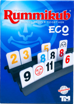 Niebieskie pudełko Rummikub ECO z widokiem kafelków numerycznych i jokerem na podstawkach. Wersja ekologiczna.