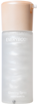 Przezroczysta butelka Glowing Spray Everybody z białym, połyskującym płynem i brzoskwiniową zakrętką, widok z przodu.