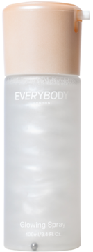 Przezroczysta butelka Glowing Spray Everybody z białym, połyskującym płynem i brzoskwiniową zakrętką, widok z przodu.
