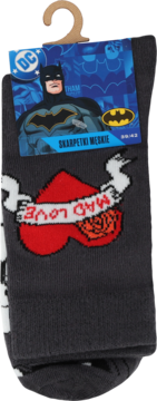 Ciemnoszare skarpety męskie Batman z motywem serca Mad Love i różą, na opakowaniu DC Comics. Widok z przodu.