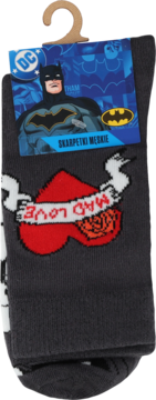 Skarpetki męskie DC Batman, szare, z czerwonym sercem i napisem 'MAD LOVE', widok z przodu.