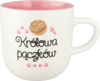 Biały kubek ceramiczny z różowym wnętrzem i napisem "Królowa pączków" z grafiką pączka i serduszek. Widok z boku.