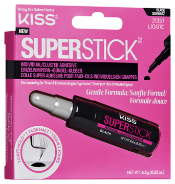 Różowe opakowanie kleju do kępek rzęs Kiss Superstick. Widoczne napisy Gentle Formula i 7 Days Hold.