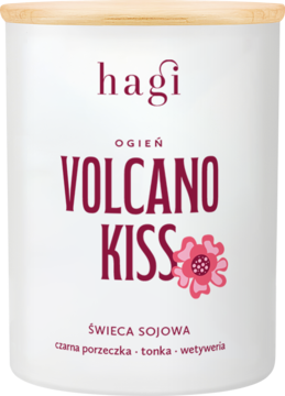 Biała świeca sojowa Hagi Volcano Kiss, cylindryczne opakowanie, widok z przodu. Różowy napis i grafika kwiatu.