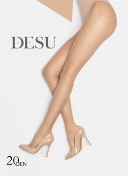 Damskie rajstopy 20 DEN w naturalnym odcieniu, półmatowe, na modelce z butami. Widok od pasa w dół.