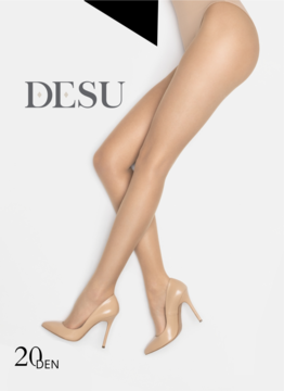 Ujęcie nóg w transparentnych rajstopach DESU 20 DEN w kolorze nude z beżowymi szpilkami, półmatowe.