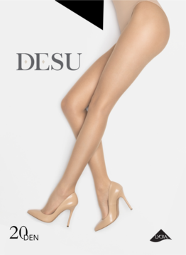 Przeźroczyste rajstopy DESU 20 DEN w odcieniu nude na modelce w szpilkach, z widocznym brandingiem.