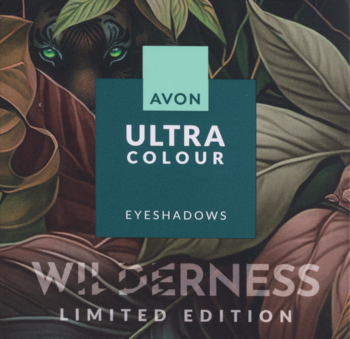 Kwadratowe opakowanie cieni do powiek Avon Ultra Colour Wilderness Limited Edition, z liśćmi i oczami pantery.