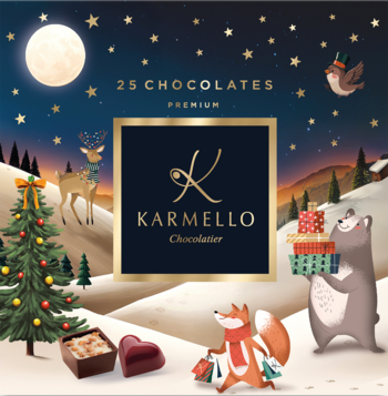 Pudełko 25 pralin Karmello, złote logo na granacie, na tle zimowej nocy z księżycem, choinką i zwierzętami.