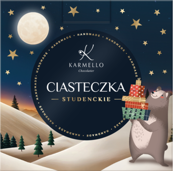 Karmello Ciasteczka Studenckie, granatowe pudełko, zimowy księżyc i miś z prezentami, widok z przodu.