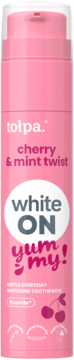 Różowa tubka wybielającej pasty Tołpa White ON Cherry & Mint Twist z pompką, z napisem "yum my!" i wiśniami, widok z przodu.