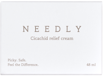 Białe prostokątne pudełko NEEDLY Cicachid Relief Cream, z brązowo-szarym napisem i objętością 48 ml.