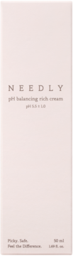Jasnoróżowe pudełko kremu NEEDLY pH balancing rich cream, 50 ml, z tekstem pH 5.5 ± 1.0, widok z przodu.
