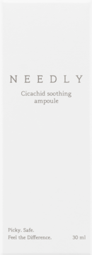 Białe, minimalistyczne opakowanie Needly Cicachid Soothing Ampoule 30 ml, z szarym napisem, widok z przodu.