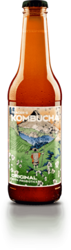 Butelka Original Kombuchy z probiotykami. Na zielonej etykiecie górski krajobraz z postacią wędrowca.