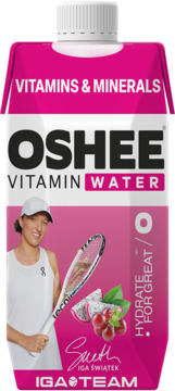Oshee Vitamin Water Iga Swiatek Team, różowy karton, smak czerwonych winogron, dragonfruit, witaminy, widok z przodu.