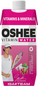 Oshee Vitamin Water Iga Swiatek Team, różowy karton, smak czerwonych winogron, dragonfruit, witaminy, widok z przodu.