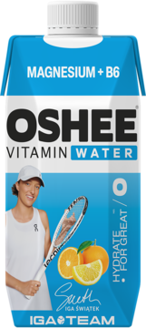 Oshee Vitamin Water, napój cytrynowo-pomarańczowy z magnezem i witaminą B6, w niebieskim kartonie z Igą Świątek.