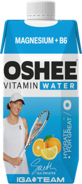 Oshee Vitamin Water, napój cytrynowo-pomarańczowy z magnezem i witaminą B6, w niebieskim kartonie z Igą Świątek.
