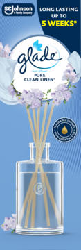 Glade Reed Diffuser Pure Clean Linen, szklana butelka z patyczkami. Niebieskie tło, długotrwały do 5 tygodni.