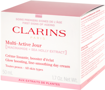 Białe pudełko Clarins Multi-Active Jour z różowymi akcentami, widok pod kątem. Krem na dzień z niacynamidem.
