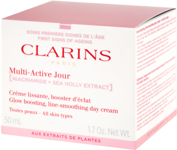 Białe pudełko Clarins Multi-Active Jour z różowymi akcentami, widok pod kątem. Krem na dzień z niacynamidem.