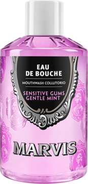 Fioletowy płyn do płukania Marvis Sensitive Gums Gentle Mint w ozdobnej butelce, widok z przodu, biała nakrętka.