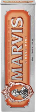 Pionowe opakowanie pasty Marvis Ginger Mint, srebrne z pomarańczową etykietą, widoczne logo MARVIS i portret mężczyzny.