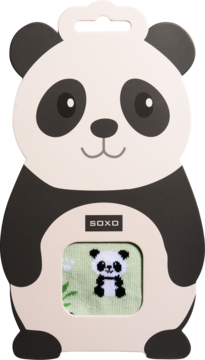 Panda-shaped opakowanie skarpetek SOXO, biało-czarne, z okienkiem pokazującym zielone skarpetki w pandy, widok z przodu.