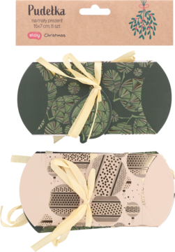 Dwa świąteczne pudełka pillow box na prezent, zielone w liście i beżowe w kropki, z jasnymi wstążkami.