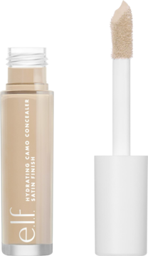 e.l.f. Hydrating Camo Concealer, odcień jasno beżowy, otwarta butelka z aplikatorem o satynowym wykończeniu.