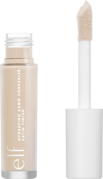 e.l.f. Hydrating Camo Concealer Fair Beige, satynowe wykończenie, w otwartej tubce z aplikatorem.