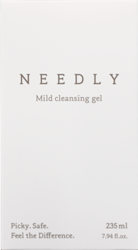 Białe opakowanie NEEDLY Mild Cleansing Gel 235ml, widok z przodu, brązowy napis. Detale: 'Picky. Safe. Feel the Difference.'