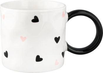 Kubek ceramiczny biały z czarnym uchwytem, ozdobiony małymi czarnymi i różowymi sercami, widok z przodu.