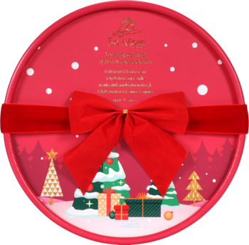 Czerwona, okrągła puszka świąteczna z czerwoną aksamitną kokardą, widok z góry, ozdobiona choinkami i prezentami.