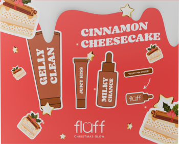 Zestaw Fluff Christmas Glow Cinnamon Cheesecake: żel, błyszczyk i mleczko do twarzy, na czerwonym tle z ciastkami.