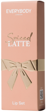 Everybody London Spiced Latte Lip Set w brzoskwiniowym pudełku z wytłoczoną złotą kokardą, widok z przodu.