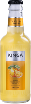 Kinga Sparkling Orange, napój gazowany z sokiem w przezroczystej butelce. Etykieta z grafiką pomarańczy, widok z przodu.