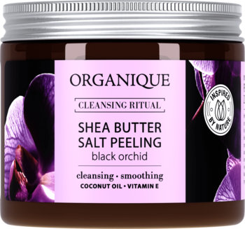 Organique peeling solny Shea Butter Salt Peeling Black Orchid w czarnym słoiku, fioletowa etykieta z orchideą, widok z przodu.