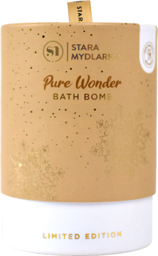 Stara Mydlarnia Pure Wonder Bath Bomb w beżowo-białym, cylindrycznym opakowaniu ze złotymi śnieżynkami, widok z przodu.