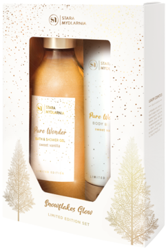 Świąteczny zestaw Stara Mydlarnia Pure Wonder Sweet Vanilla: żel i masło, w białym pudełku ze złotymi choinkami.
