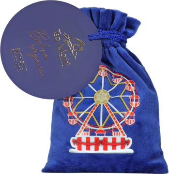 Królewski, welurowy woreczek z niebieskim sznurkiem i czerwono-białą karuzelą, z okrągłą metką.