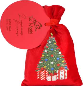 Czerwony, miękki woreczek z solą do kąpieli Tso Moriri, z przodu świąteczna choinka i prezenty, okrągły tag.