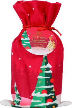 Czerwona, materiałowa torba prezentowa z motywem choinek i śniegu, z okrągłą etykietą, widok z przodu.