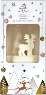 Białe pudełko świecy Tso Moriri Soy Candle Pear Blossom z reniferem i choinką, widoczne przez okienko.